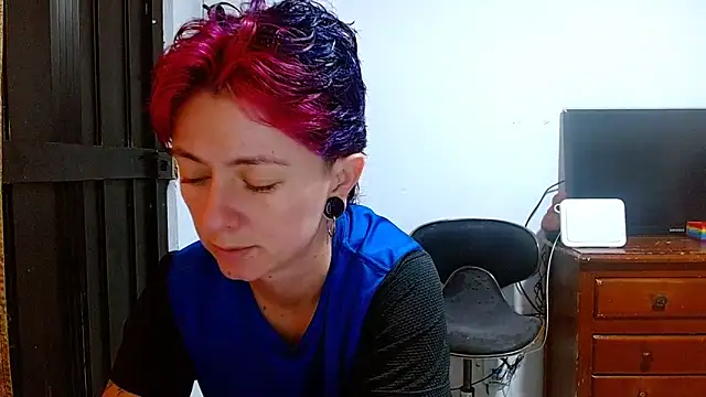 Snapshot of tomboyblue chatting on May 12, 4:48 pm tomboyblue online show from May 12, 4:48 pm