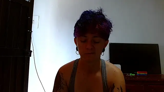 Snapshot of tomboyblue chatting on May 13, 5:21 pm tomboyblue online show from May 13, 5:21 pm