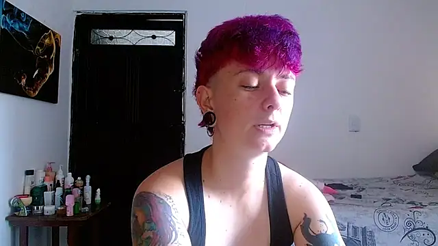 Snapshot of tomboyblue chatting on May 14, 7:42 pm tomboyblue online show from May 14, 7:42 pm