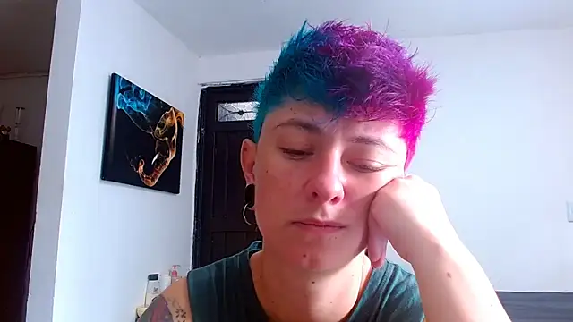 Snapshot of tomboyblue chatting on May 21, 6:04 pm tomboyblue online show from May 21, 6:04 pm