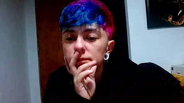 Snapshot of tomboyblue chatting on June 11, 12:32 am tomboyblue online show from June 11, 12:32 am