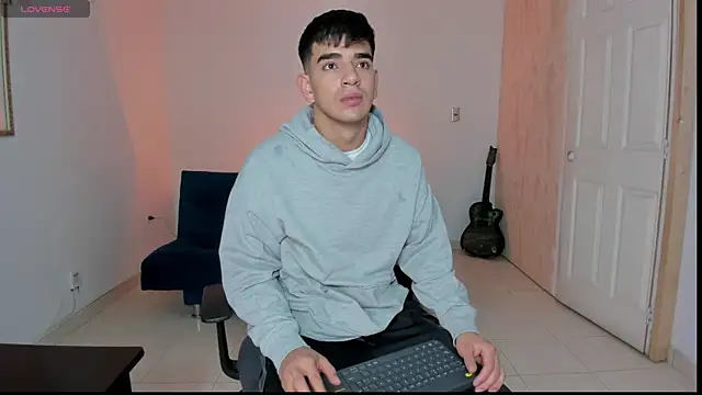 Snapshot of Ares_Johnson chatting on November 17, 12:11 pm Ares Johnson online show from November 17, 12:11 pm
