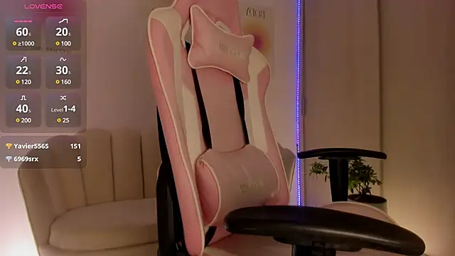 Snapshot of LittleSofia_ chatting on December 7, 5:48 am LittleSofia online show from December 7, 5:48 am