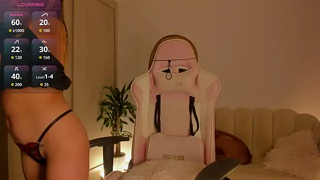 Snapshot of LittleSofia_ chatting on October 10, 2:43 am LittleSofia online show from October 10, 2:43 am