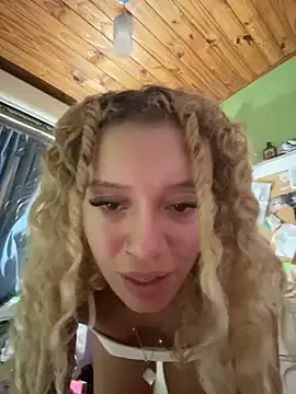 Snapshot of darkazulqueen2 chatting on February 7, 2:50 am darkazulqueen2 online show from February 7, 2:50 am
