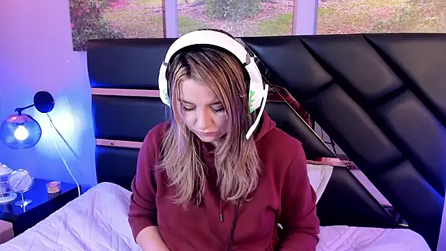 Annie mone online show from December 10, 9:00 pm