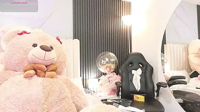 Madiee Rhea online show from May 28, 7:44 pm