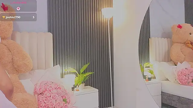 Madiee Rhea online show from June 2, 8:33 pm