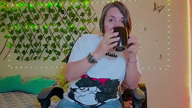 Lady breaks hearts online show from October 30, 10:49 am