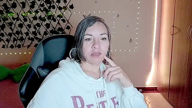 Lady breaks hearts online show from November 14, 10:25 am