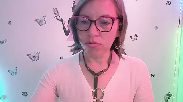 Lady breaks hearts online show from March 25, 12:55 pm