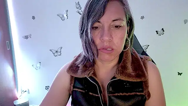 Lady breaks hearts online show from April 19, 10:14 am