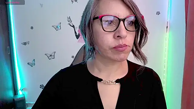 Lady breaks hearts online show from July 21, 1:57 pm