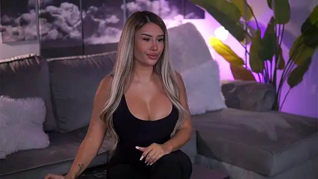 Snapshot of EvaZane chatting on November 4, 8:19 pm EvaZane online show from November 4, 8:19 pm