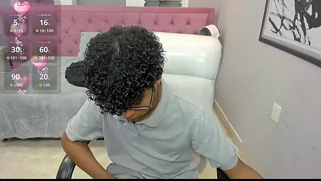 Snapshot of boylittle19cm chatting on October 11, 11:53 am boylittle19cm online show from October 11, 11:53 am