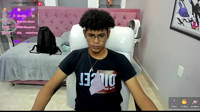 Snapshot of boylittle19cm chatting on October 17, 1:53 am boylittle19cm online show from October 17, 1:53 am