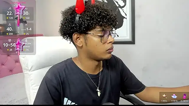 Snapshot of boylittle19cm chatting on October 18, 2:03 am boylittle19cm online show from October 18, 2:03 am