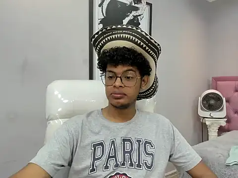 Snapshot of boylittle19cm chatting on October 23, 12:37 pm boylittle19cm online show from October 23, 12:37 pm