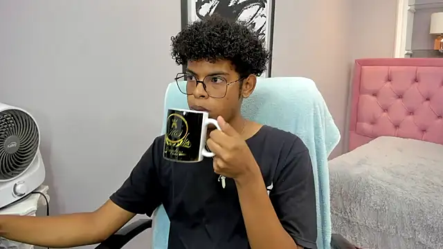 Snapshot of boylittle19cm chatting on October 29, 1:02 pm boylittle19cm online show from October 29, 1:02 pm