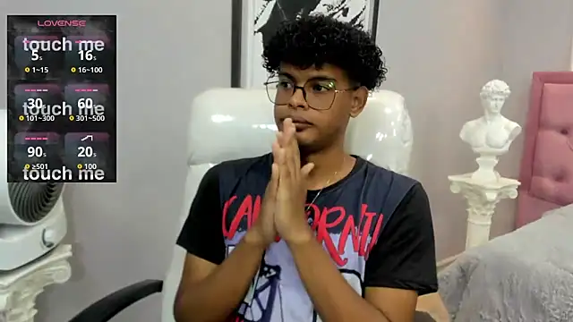 Snapshot of boylittle19cm chatting on November 8, 12:38 pm boylittle19cm online show from November 8, 12:38 pm