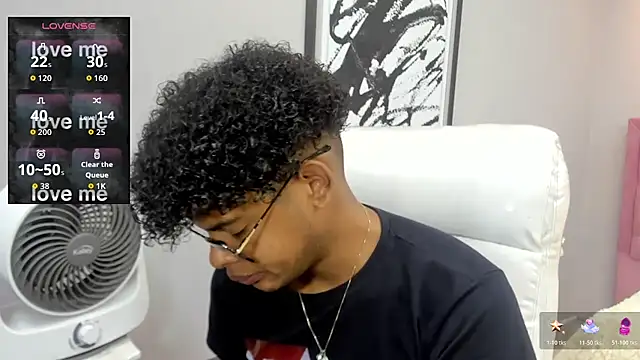 Snapshot of boylittle19cm chatting on November 13, 12:15 pm boylittle19cm online show from November 13, 12:15 pm