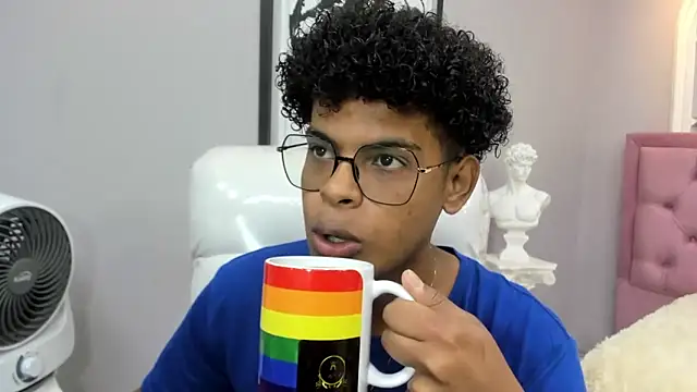 Snapshot of boylittle19cm chatting on November 16, 12:44 pm boylittle19cm online show from November 16, 12:44 pm