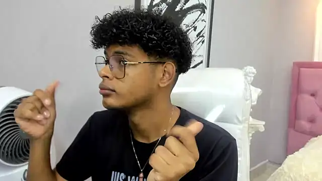 Snapshot of boylittle19cm chatting on November 20, 12:27 pm boylittle19cm online show from November 20, 12:27 pm