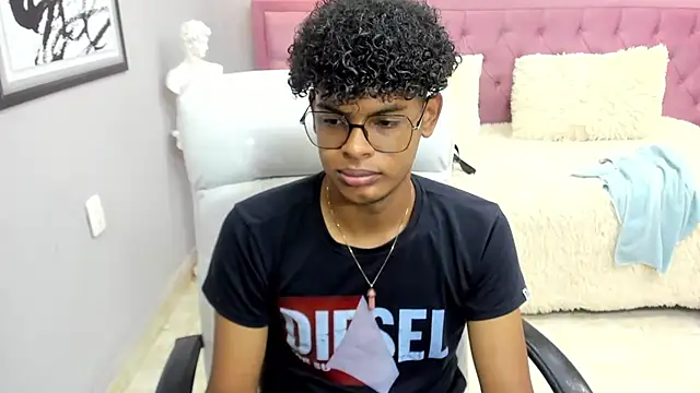 Snapshot of boylittle19cm chatting on November 21, 12:26 pm boylittle19cm online show from November 21, 12:26 pm