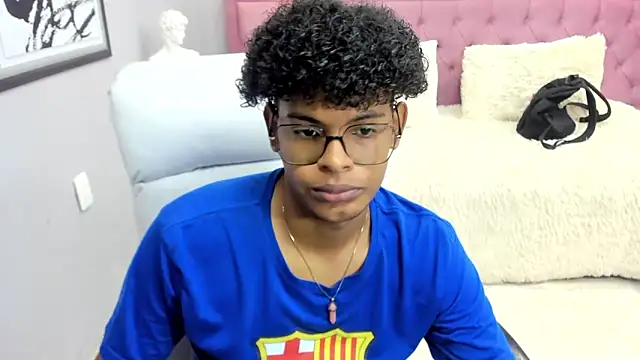 Snapshot of boylittle19cm chatting on November 22, 12:26 pm boylittle19cm online show from November 22, 12:26 pm