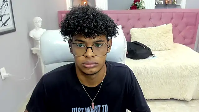 Snapshot of boylittle19cm chatting on November 23, 12:27 pm boylittle19cm online show from November 23, 12:27 pm