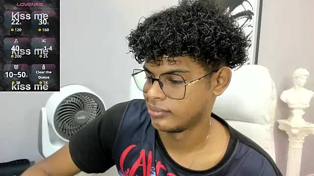 Snapshot of boylittle19cm chatting on November 29, 12:52 pm boylittle19cm online show from November 29, 12:52 pm