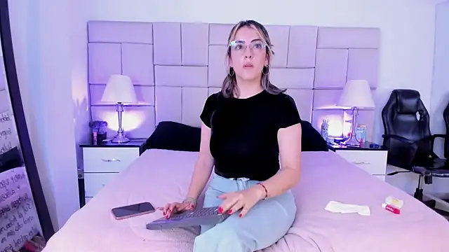 IsisLoveyes  online show from February 10, 10:03 pm