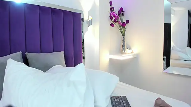 Snapshot of LindsyCater chatting on December 3, 3:11 pm LindsyCater online show from December 3, 3:11 pm