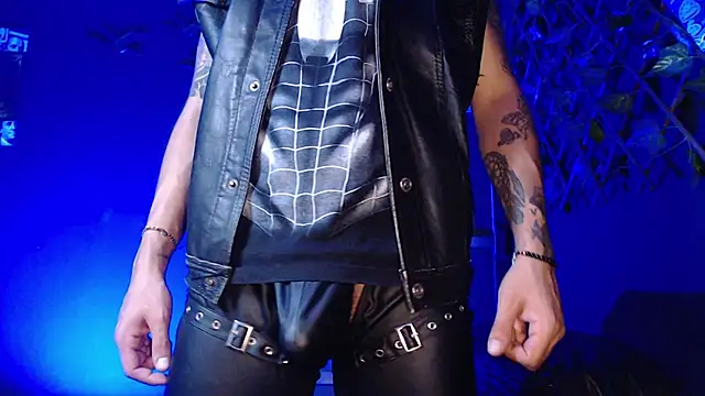 Snapshot of Dicaprioo_ chatting on November 13, 2:32 am Dicaprioo online show from November 13, 2:32 am