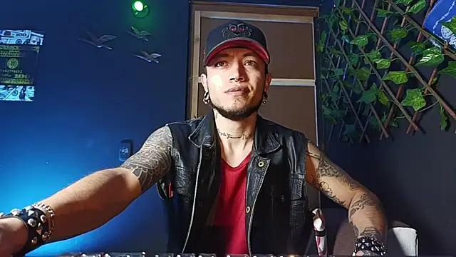 Snapshot of Dicaprioo_ chatting on November 15, 4:10 am Dicaprioo online show from November 15, 4:10 am