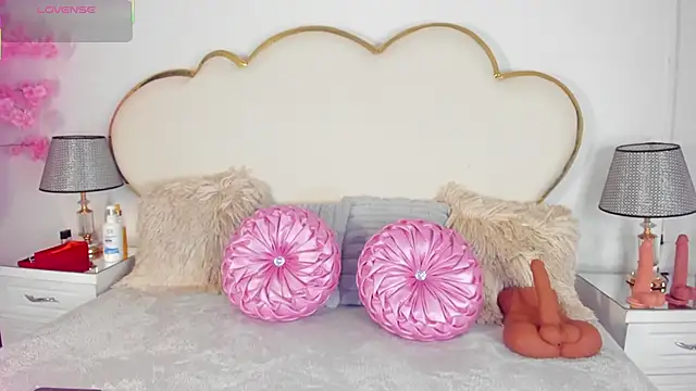 Snapshot of CahitlinBell chatting on October 21, 5:41 am CahitlinBell online show from October 21, 5:41 am