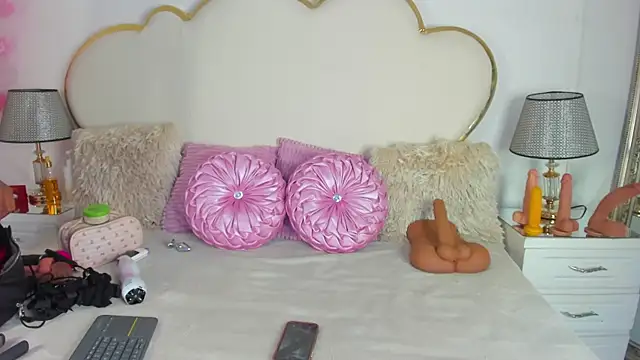 Snapshot of CahitlinBell chatting on October 22, 5:41 am CahitlinBell online show from October 22, 5:41 am