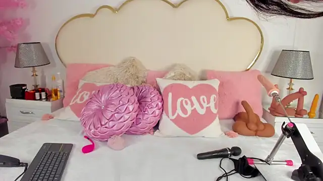 Snapshot of CahitlinBell chatting on November 12, 6:03 am CahitlinBell online show from November 12, 6:03 am