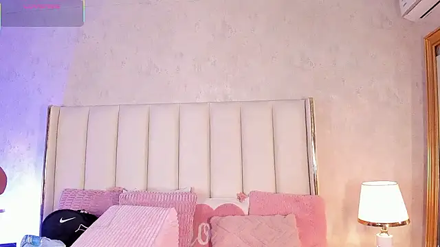 Snapshot of CahitlinBell chatting on February 7, 6:28 am CahitlinBell online show from February 7, 6:28 am