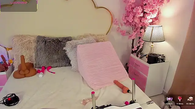 Snapshot of CahitlinBell chatting on February 12, 7:36 am CahitlinBell online show from February 12, 7:36 am