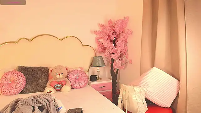 CahitlinBell online show from April 17, 6:05 am