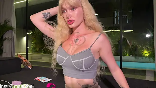 Snapshot of Golden_Aline chatting on February 3, 2:11 pm Golden Aline online show from February 3, 2:11 pm