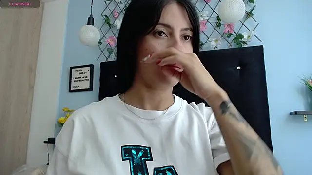 Snapshot of evatits_1 chatting on December 14, 1:27 pm evatits 1 online show from December 14, 1:27 pm