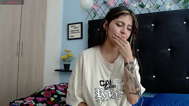 Snapshot of evatits_1 chatting on January 11, 2:44 pm evatits 1 online show from January 11, 2:44 pm