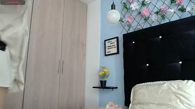 Snapshot of evatits_1 chatting on March 24, 1:27 pm evatits 1 online show from March 24, 1:27 pm