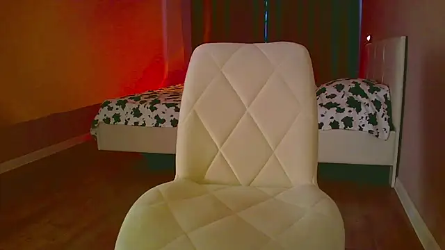 mia raspberrie online show from February 10, 6:31 am