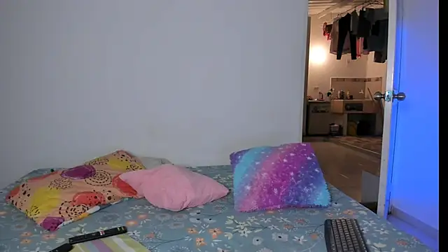 Snapshot of thamara26 chatting on February 11, 2:05 am thamara26 online show from February 11, 2:05 am