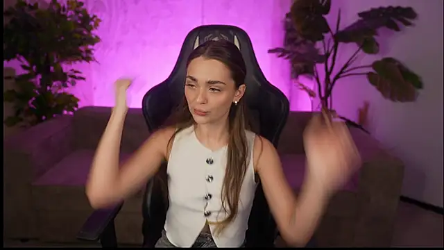 Snapshot of Lana_Pulse chatting on April 4, 10:29 pm Lana Pulse online show from April 4, 10:29 pm