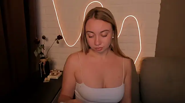 Snapshot of DanielaWisse chatting on December 7, 9:00 pm DanielaWisse online show from December 7, 9:00 pm