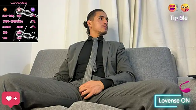 Snapshot of Tom_blunt96 chatting on February 8, 5:11 am Tom blunt96 online show from February 8, 5:11 am